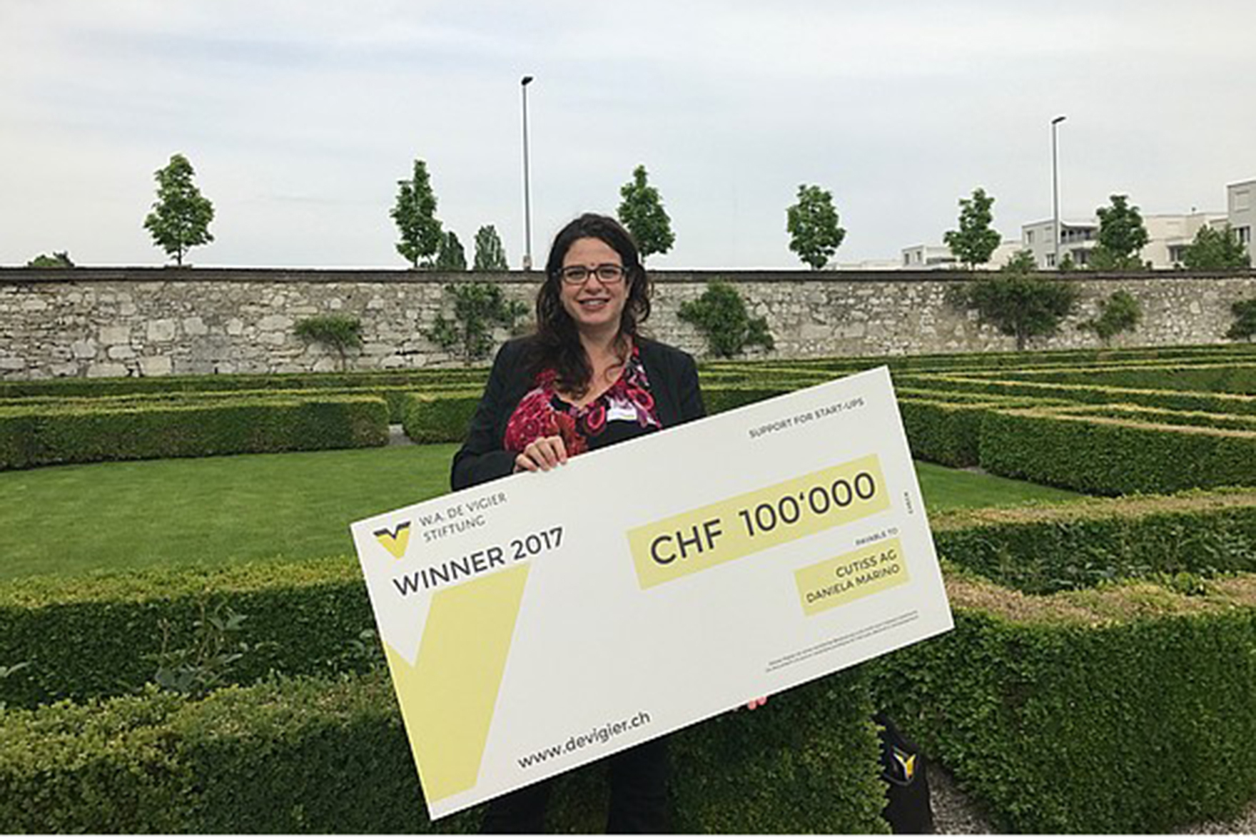 Daniela Marino CEO of Cutiss with the check of the de Vigier Award 2017